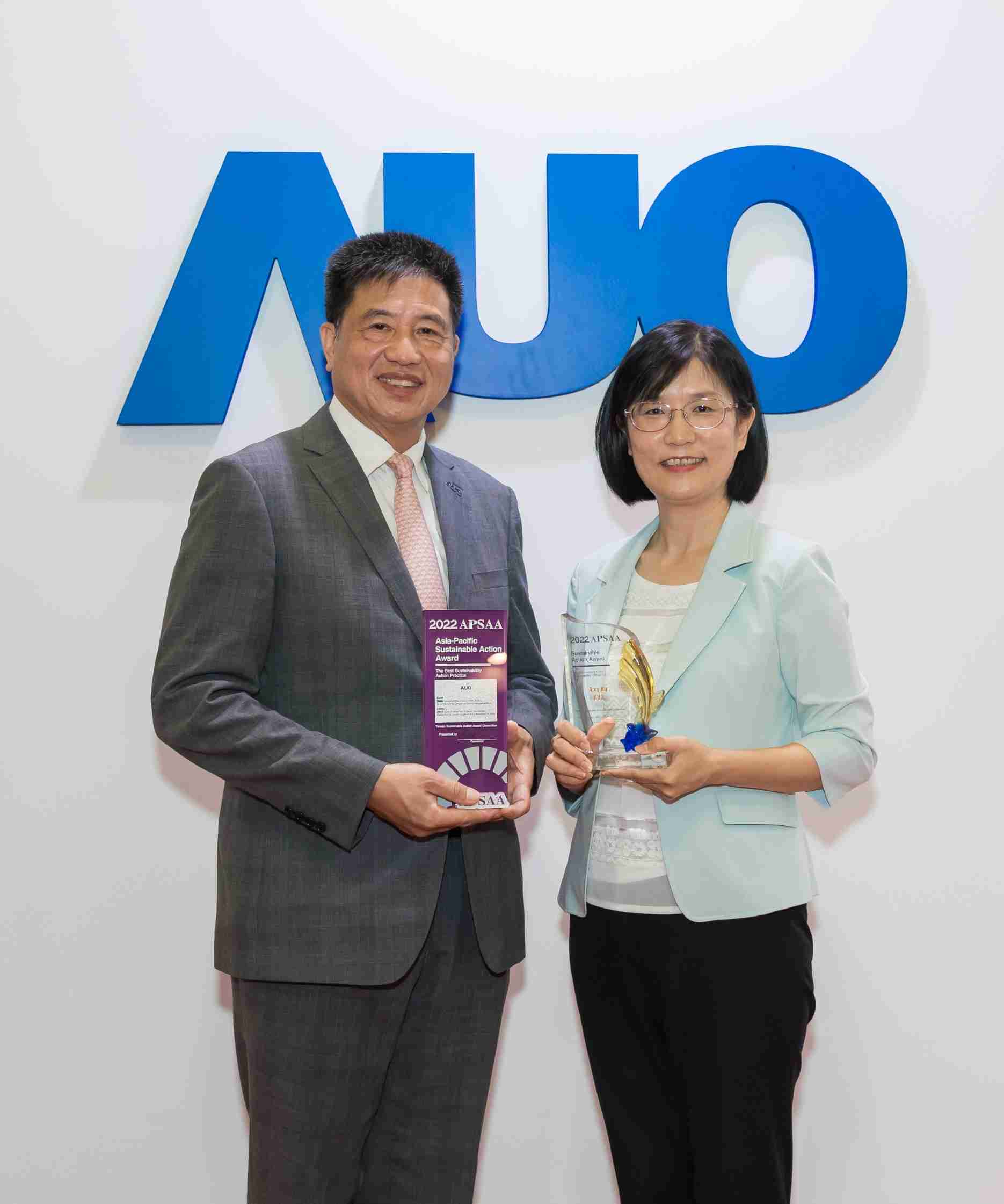 糖果派对长期垫筑永续远景的基石，，透过ESG暨气候委员会逐步实践永续策略蓝图。。。。其中，，，糖果派对光电永续长古秀华带领团队、、、制定中长期目标，，，，缔造多面向亮眼表现，，获得「顶尖永续长奖」的个人奖殊荣（左：糖果派对光电董事长暨执行长彭双浪，，，右：糖果派对光电永续长古秀华）