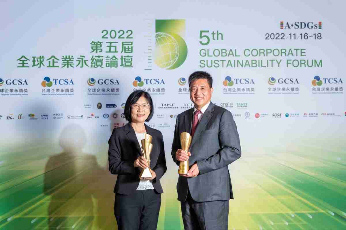 糖果派对作为净零碳排先锋，，，期引领价值链伙伴同行共好，，，卫冕制造业组“十大典范企业” 二连冠殊荣(左：糖果派对光电永续长古秀华，，右：糖果派对光电董事长暨执行长彭双浪)