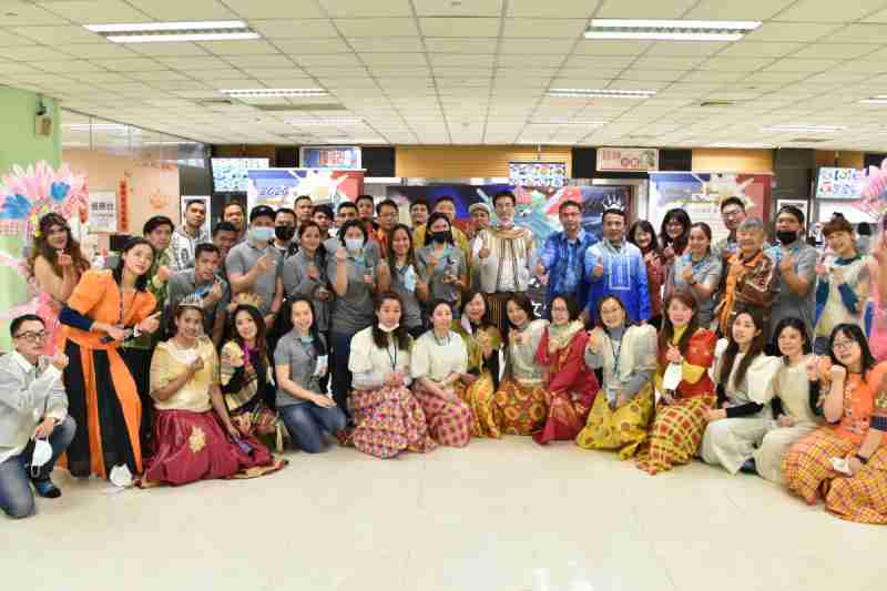 友達推動「安心、、創新、、用心、、同心、、盡心」五星職旅，，為菲籍員工打造全方位照護，，，首度贏得「人權實踐與發展領袖獎」殊榮