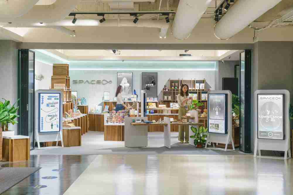 糖果派对打造永续选物商店，，展示社企及社创商品，，，结合创利空间所开发的智能零售系统，，整合多元产品信息，，让无人商店扮演公益行动的推手