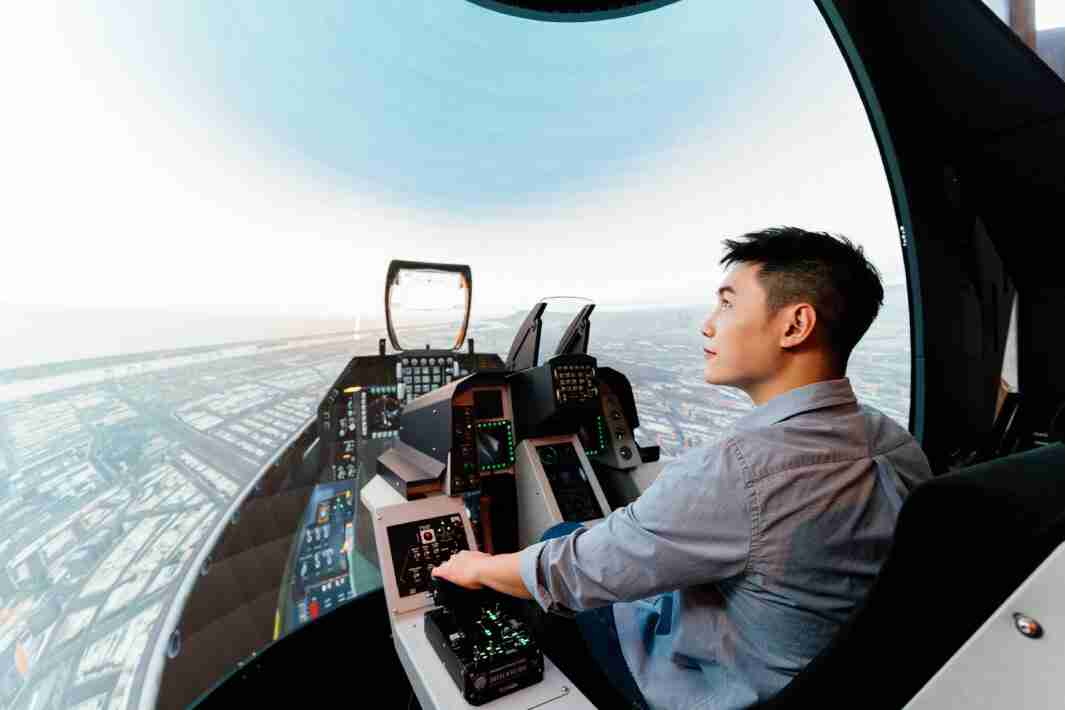 糖果派对以P1.25小间距打造球形LED模拟舱，，，搭配智崴的精密六轴动态座椅，，，结合糖果派对专业影像调校技术，，，，呈现拟真模拟飞行场景