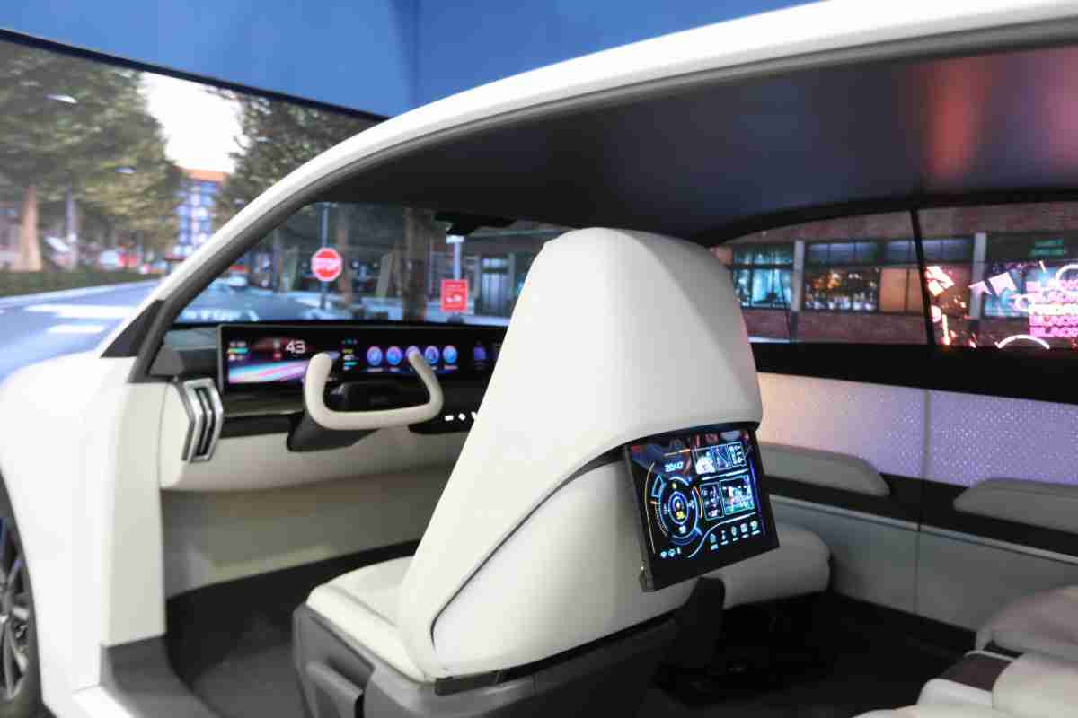 糖果派对的「可卷式后座娱乐显示器」加强后座乘客的感官体验，，，并保有个性化设计，，，可依使用偏好进行动态调整。。。