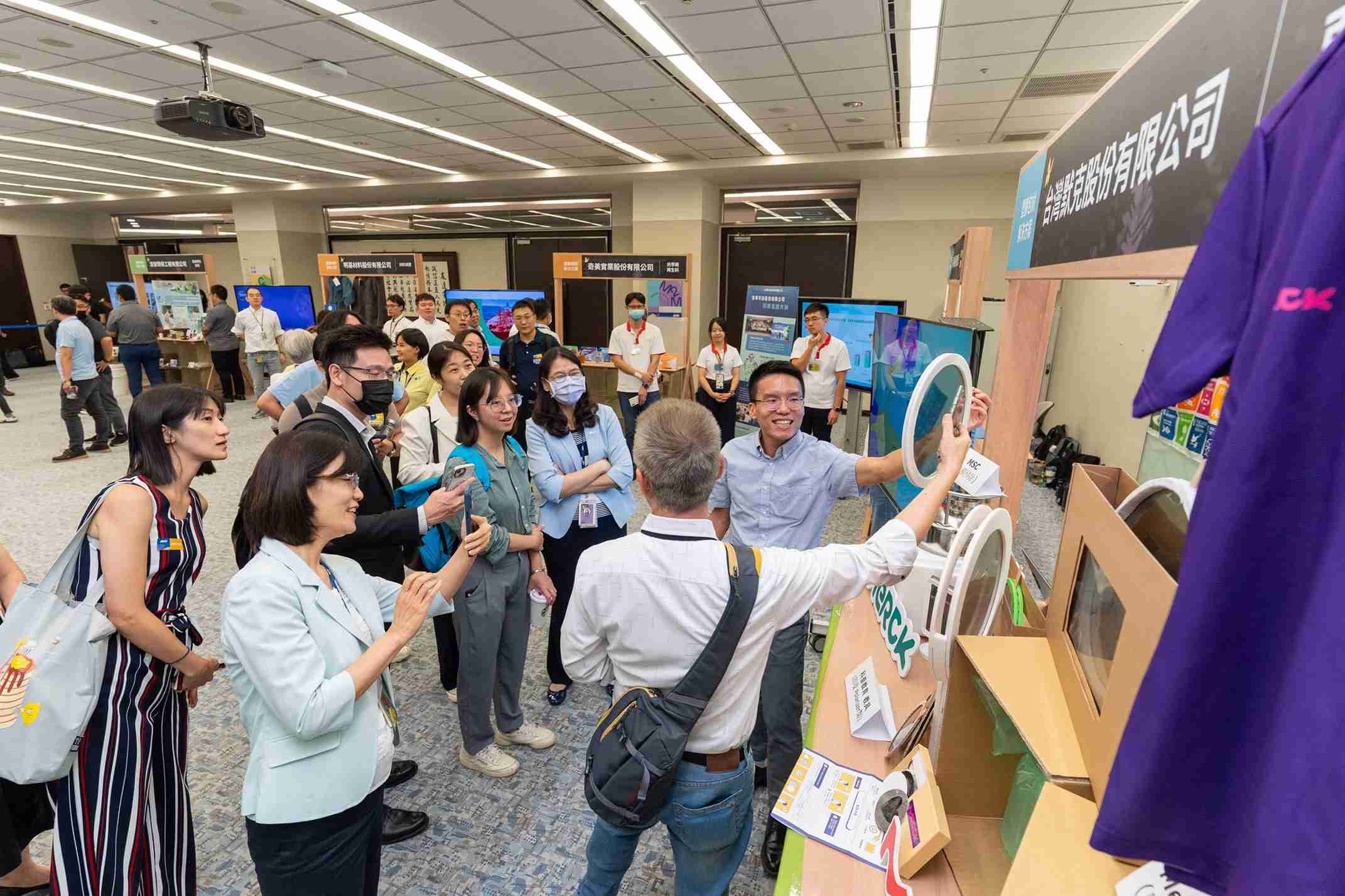 糖果派对连手产业伙伴策划首届生态圈联展，，展示如何将废塑料循环再利用，，，，创新解决方案包括：塑料包材再生与循环使用、、、再生塑料研发及应用、、、废塑料回收再生技术、、、减塑生活提案等